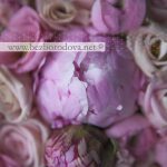 Розовый свадебный букет из роз, пионов и ранункулюсов