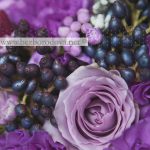 Сиренево-лиловый свадебный букет с синими ягодами