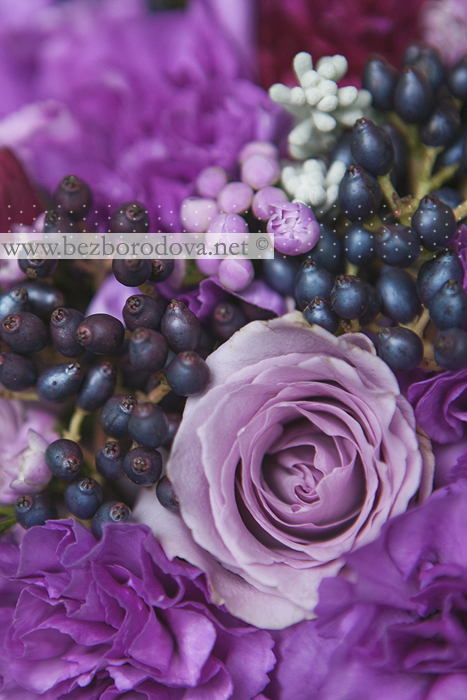 Сиренево-лиловый свадебный букет с синими ягодами 