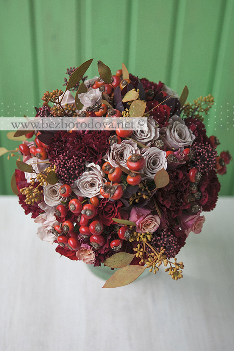 Осенний свадебный букет из бордовых и кремовых роз с ягодами шиповника и эвкалиптом