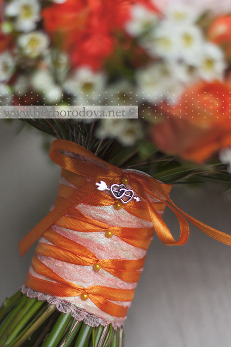 Осенний оранжевый букет невесты с пионовидными розами и ягодами шиповника