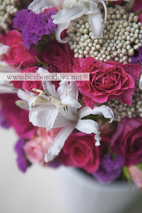 Малиновый свадебный букет из кустовых роз с добавлением белых цветов нерине