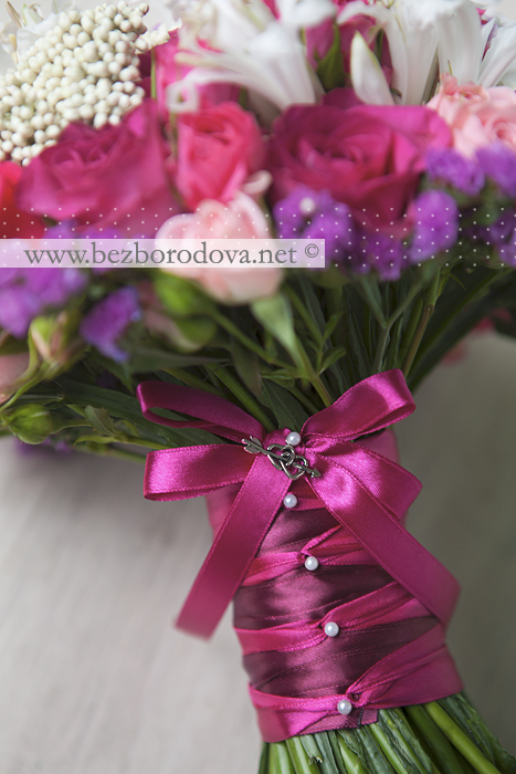 Малиновый свадебный букет из кустовых роз с добавлением белых цветов нерине