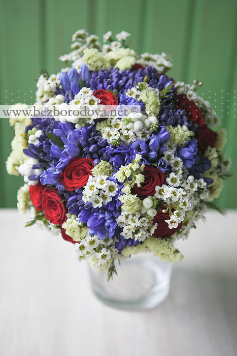Синий свадебный букет с красными розами, белым восковником и ягодами