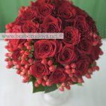Красный свадебный букет из роз с ягодами