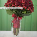 Красный свадебный букет из роз с ягодами