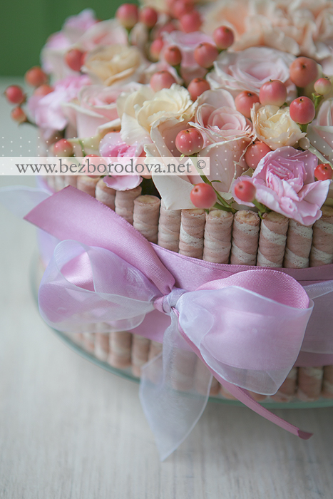 Подарочный букет-торт из роз и ягод