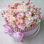 Подарочный букет-торт из роз и ягод