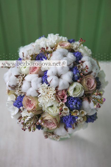 Зимний свадебный букет из хлопка и синих гиацинтов с розовыми розами