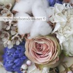Зимний свадебный букет из хлопка и синих гиацинтов с розовыми розами