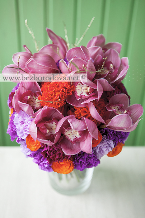 Свадебный букет из розовых орхидей цимбидиум с сиреневой и фиолетовой гвоздикой и оранжевыми розами