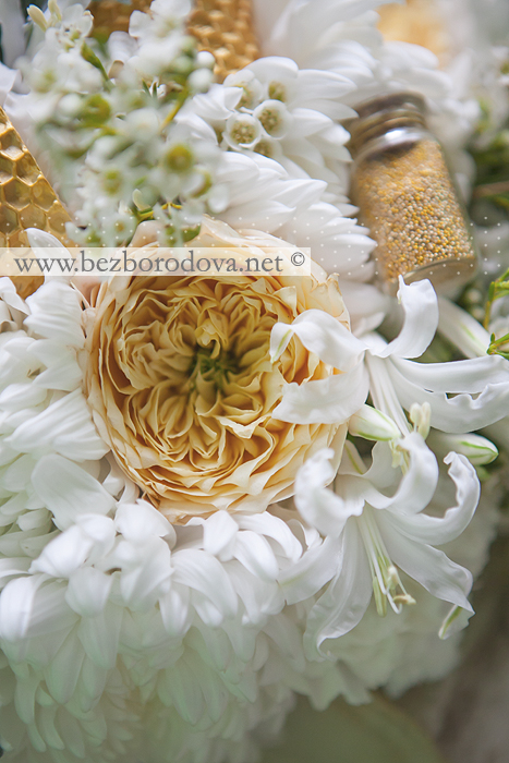 Белый с золотом подарочный букет с садовыми розами