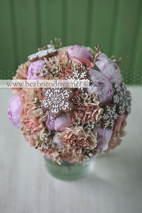 Свадебный букет из розовых пионов, с персиковыми гвоздиками и имбирными пряниками