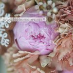 Свадебный букет из розовых пионов, с персиковыми гвоздиками и имбирными пряниками