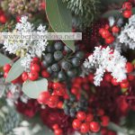 Зимний свадебный букет с красными ягодами, ветками ели и эвкалиптом.