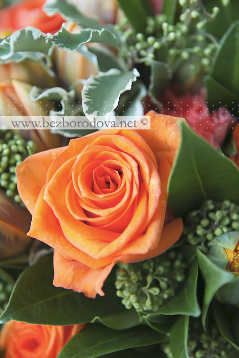 Оранжевый букет из тюльпанов и роз в подарок