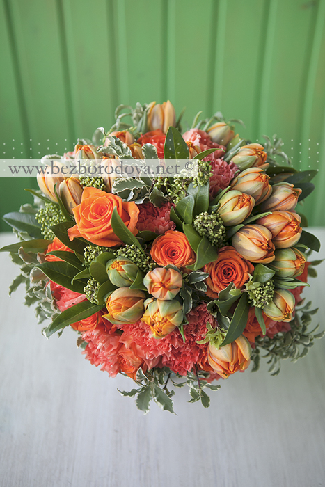 Оранжевый букет из тюльпанов и роз в подарок