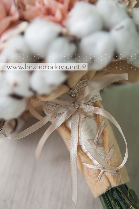 Зимний букет невесты из хлопка и гвоздики