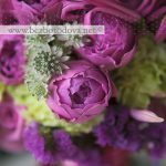 Свадебный букет из малиновых пионовидных роз и зеленой гвоздики