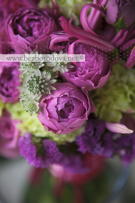 Свадебный букет из малиновых пионовидных роз и зеленой гвоздики