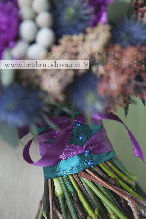 Необычный зимний свадебный букет из синего чертополоха с серой брунией, ягодами эвкалипта и изумрудными ветвями