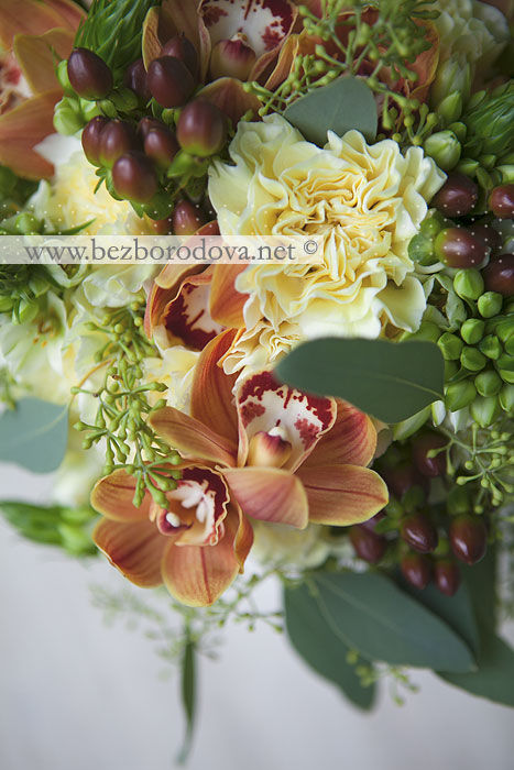 Свадебный букет из орхидей и желтых гвоздик с коричневыми ягодами