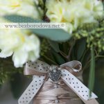 Свадебный букет из орхидей и желтых гвоздик с коричневыми ягодами