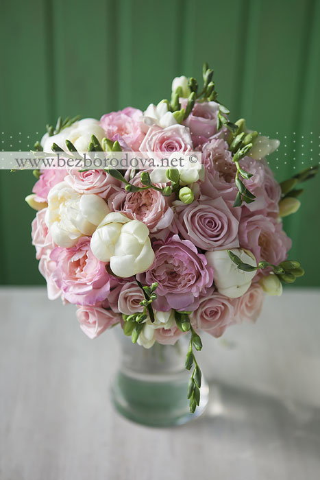 Розовый свадебный букет из пионовидных роз и фрезии