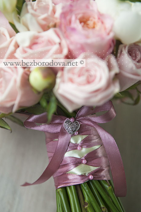 Розовый свадебный букет из пионовидных роз и фрезии