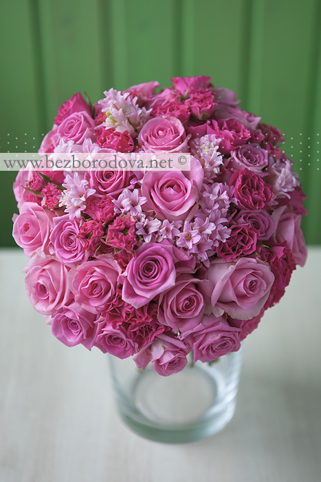 Розовый свадебный букет из роз и гиацинтов