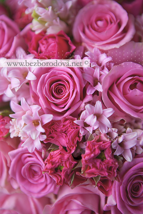 Розовый свадебный букет из роз и гиацинтов