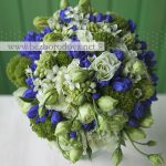Синий свадебный букет с зеленой эустомой