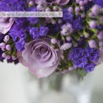 Свадебный букет из сиреневых роз с фиолетовыми гвоздиками и синими ягодами