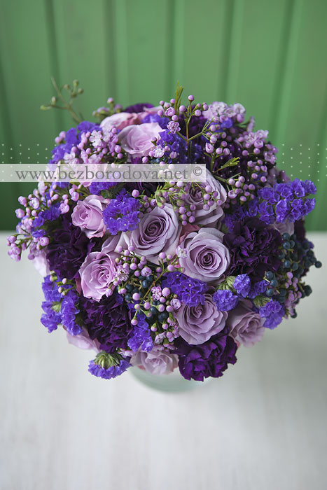 Свадебный букет из сиреневых роз с фиолетовыми гвоздиками и синими ягодами