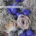 Кремовый свадебный букет с сиреневыми розами розами и серой брунией