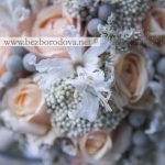 Свадебный букет из персиковых пионовидных роз с серой брунией и ягодами