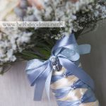 Свадебный букет из персиковых пионовидных роз с серой брунией и ягодами