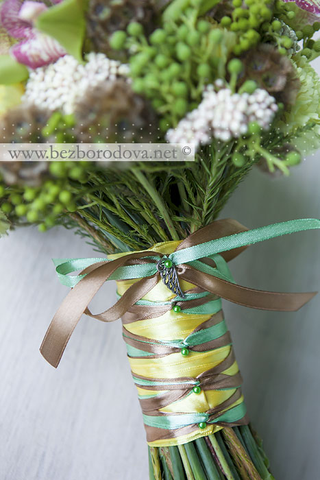 Зеленый свадебный букет из орхидей с желтой гвоздикой