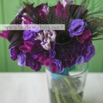 Фиолетовый свадебный букет с каллами и павлиньими перьями