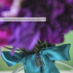 Фиолетовый свадебный букет с каллами и павлиньими перьями