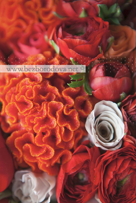 Коралловый свадебный букет из роз и ранункулюсов