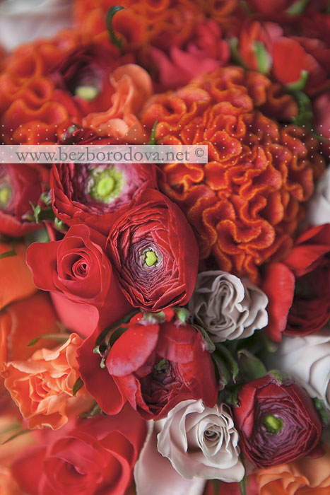 Коралловый свадебный букет из роз и ранункулюсов