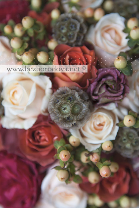 Персиковый свадебный букет с  бордовыми розами Девид Остин и ягодами гиперикума