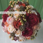 Персиковый свадебный букет с бордовыми розами Девид Остин и ягодами гиперикума