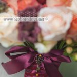 Персиковый свадебный букет с бордовыми розами Девид Остин и ягодами гиперикума