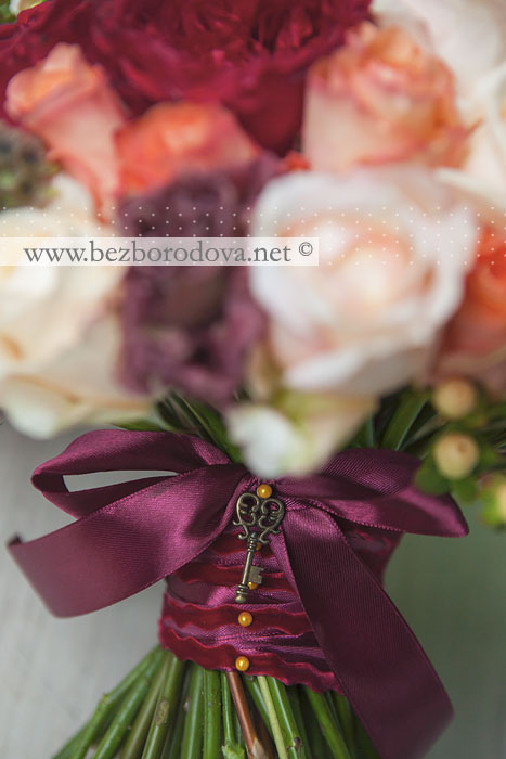 Персиковый свадебный букет с  бордовыми розами Девид Остин и ягодами гиперикума