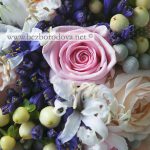 Свадебный букет из пионовидных роз с ягодами и синими агапантусами