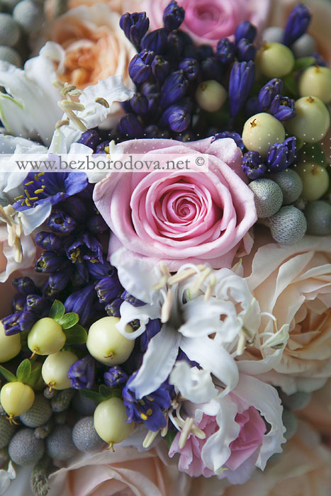 Свадебный букет из пионовидных роз с ягодами и синими агапантусами