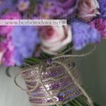 Сиреневый свадебный букет в стиле прованс с лавандой и розовыми розами