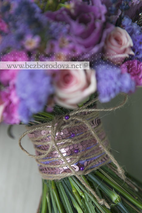 Сиреневый свадебный букет в стиле прованс с лавандой и розовыми розами